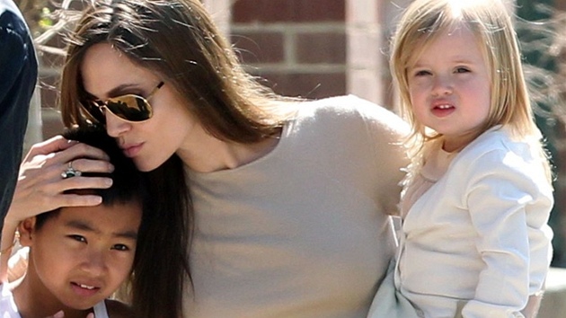 Angelina Jolie se synem Maddoxem a dcerou Vivienne (2011)