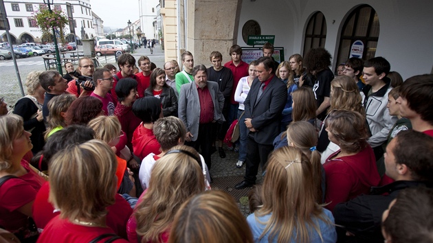 Demonstrace za odvolání editelky Gymnázia Josefa Jungmanna Evy Bulasové