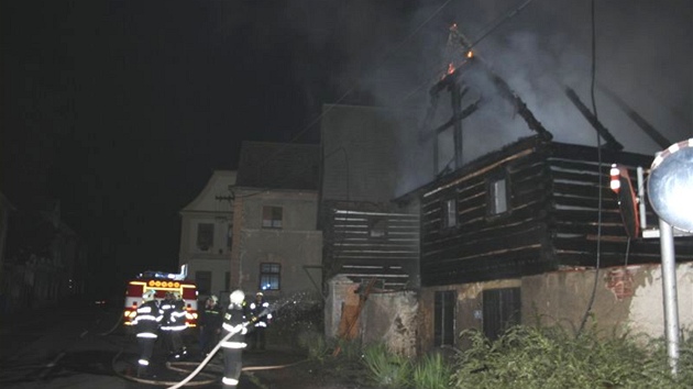 Po�ár roubené chalupy v Lib�icích na Litom��icku