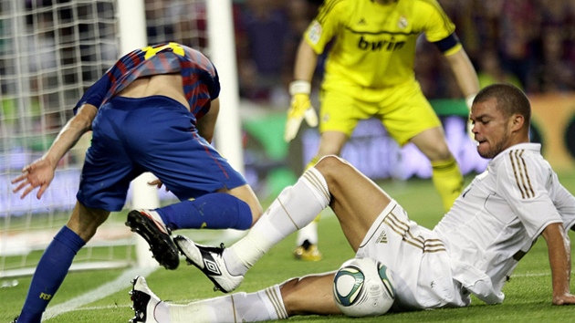 VELKÝ BOJ. Andres Iniesta z Barcelony (vlevo) a Pepe z Realu Madrid bojují o