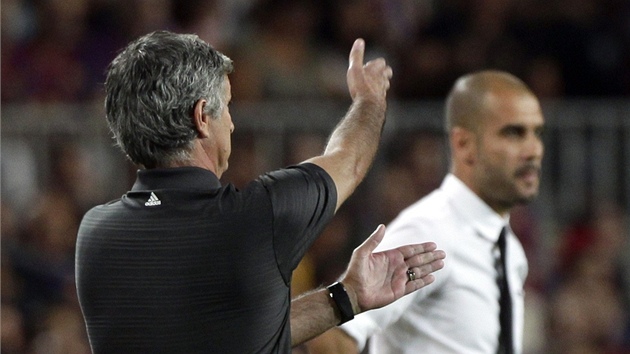 ÉFOVÉ LAVIKY. Pep Guardiola (vpravo), trenér fotbalist Barcelony, a Jose...
