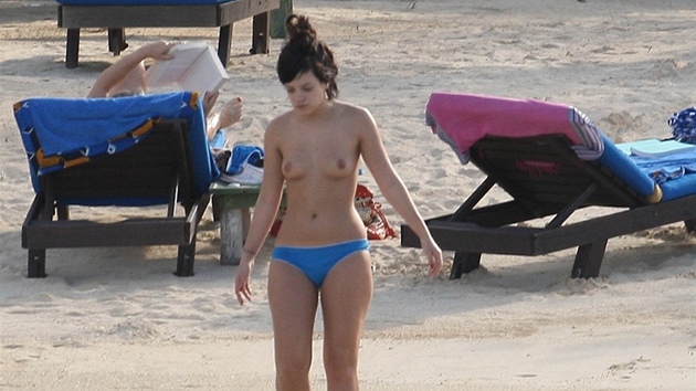 Zp�va�ka Lilly Allen nemá s opalováním naho�e bez problém. Své poprsí...