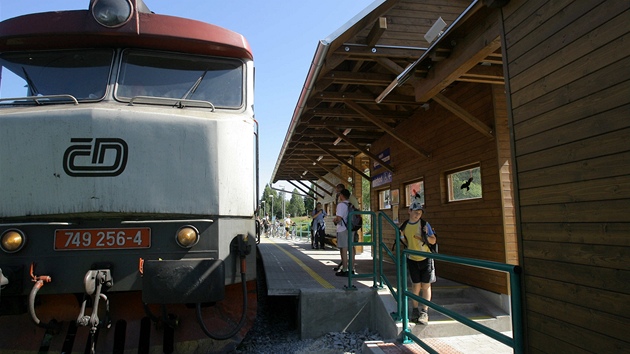 Na konené zastávce vlaku v Novém Údolí na Prachaticku zaal fungovat nový moderní bezbariérový terminál pro pestup mezi vlaky na autobusy.