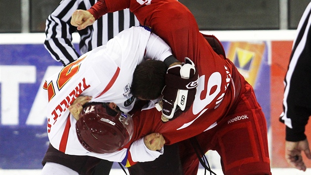 Hokejové derby praských hrané v rámci European Trophy okoenila bitka slávisty