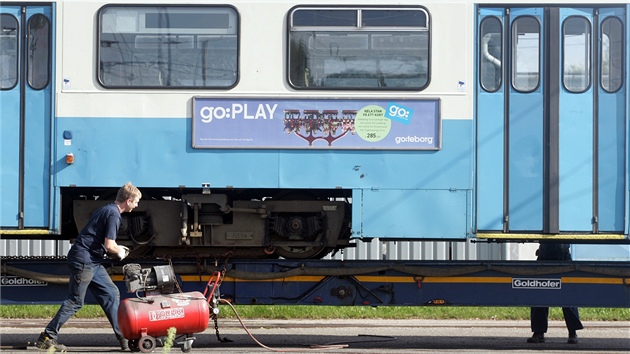 První tramvajová souprava z Göteborgu v ostravských dílnách