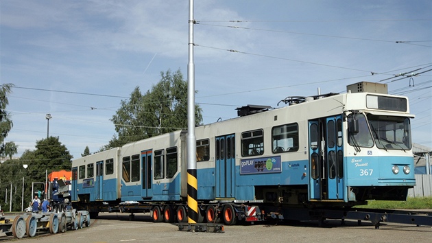 První tramvajová souprava z Göteborgu v ostravských dílnách