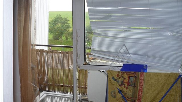 Tlaková vlna pi poáru bytu v Tachov vyrazila balkonovou stnu.