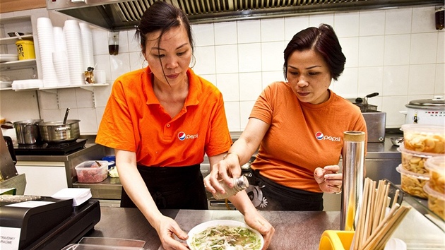 Majitelka vietnamského bistra Pho Vietnam Giap Thi Lan (vpravo) dochucuje