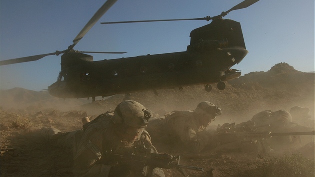 Ameri�tí vojáci v Afghánistánu p�i p�istávání vrtulníku Chinook