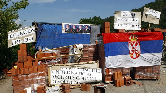 Na srbské barikád v Kosovu nechybí ani snímky ruského premiéra Vladimira