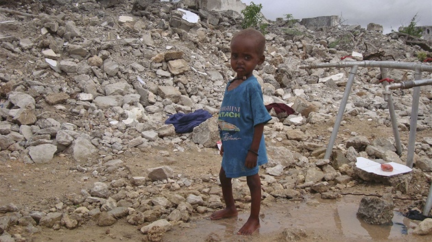Vyhladovlý chlapec ivoí na jihu Somálska.