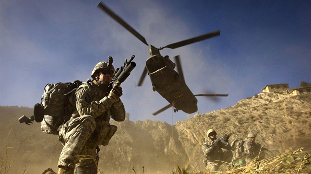 Americký vrtulník Chinook pi pistání v Afghánistánu 