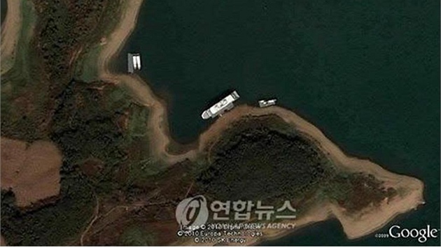 Satelitní snímek, který v roce 2010 odhalil polohu Kim ong-ilovy jachty