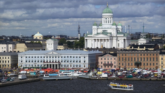 Malý trajekt pijídí do pístavu v Helsinkách