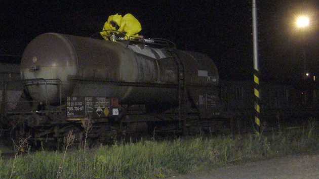 Vagonová cisterna na nádraí ve Valaském Meziíí, ze které unikala kyselina