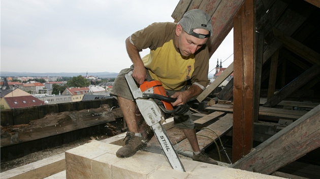 Při opravě krovu olomouckého kostela svatého Mořice museli dělníci kvůli