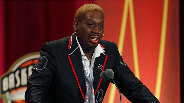 Dennis Rodman ped svým vstupem do basketbalové Sín slávy.