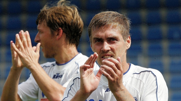 Ústecký fotbalista David Brunclík (vpravo) slaví výhru svého týmu nad bé�kem