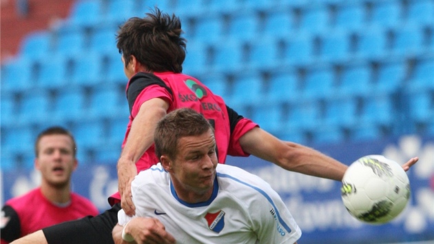 Dominik Kraut (v bílém) z Baníku Ostrava prohrál hlavikový souboj s