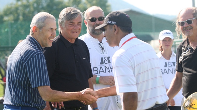 Indický profesionál Jeev Milkha Singh (v bílém triku) si v eladné zahrál na