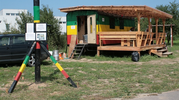 Pojízdná maringotka nabízí lidem u páte�ní cyklostezky podél Ba�ova kanálu ve