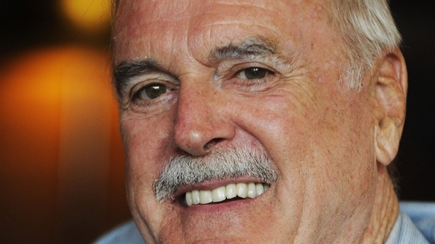 John Cleese po píletu na ruzyské letit v Praze (17.8.2011)