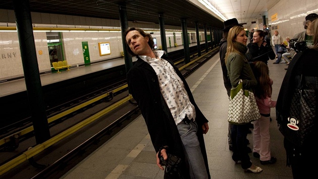 Janek Ledecký pi natáení videoklipu v praském metru 
