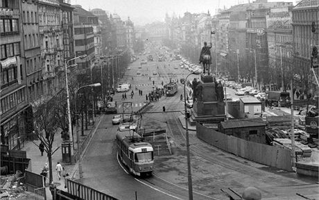 Tramvaje jedoucí kolem sochy sv. Václava (snímek z roku 1972)