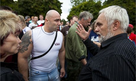 V pátek se bude v Rumburku a Varnsdorfu demonstrovat. Na snímku odvolaná demonstrace ve Varnsdorfu, kam lidé stejn dorazili. (19. srpna 2011)