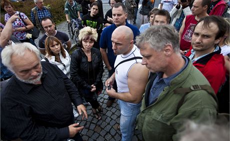 Starosta Martin Louka (na snímku vlevo) elil nespokojeným obyvatelm Varnsdorfu ji 19. srpna.