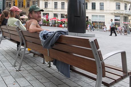 Bezdomovci a opilci zabírají v Brn laviky a zastávky hromadné dopravy.