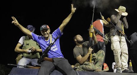 Libyjtí rebelové oslavují v ulicích Tripolisu. (25. srpna 2011)