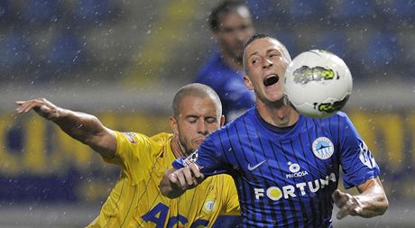 Ze srpnového utkání Liberec - Teplice 2:0, domácí Fleiman (v modrém) bojuje s teplickým Jedíkem