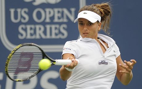 eská tenistka Petra Cetkovská returnuje ve finále turnaje v New Havenu.
