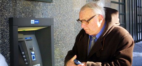 Vybrat si poblí domova peníze z bankomatu? To pro obyvatele Jesenicka není ádná samozejmost. (Ilustraní snímek)