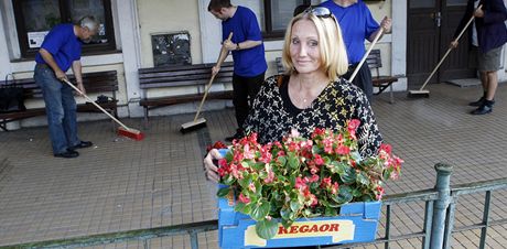 Olga Sommerová pomáhá zkrálit nádraí v Ústí nad Orlicí.