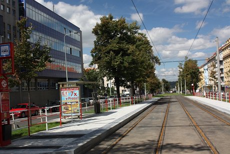 Rekonstruovan tramvajov tra z Vtznho nm. do Podbaby - zastvka Lotysk. 