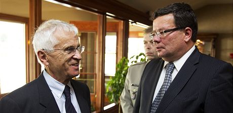 Ministr obrany Alexandr Vondra na pohbu Ctirada Maína rozmlouvá s jeho