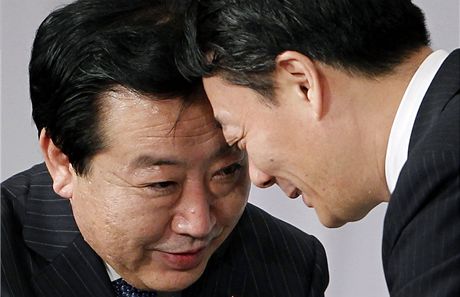 Nový japonský premiér Joihik Noda pijímá gratulace po svém zvolení. (29.