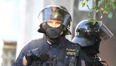 Policejní posily z poádkových jednotek z Prahy a Brna ve luknovském výbku skoní k 1. dubnu.