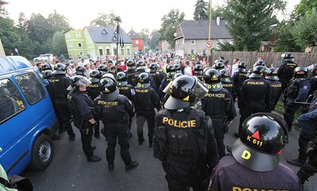 Policie koriguje pochod mstem Rumburkem na luknovsku.