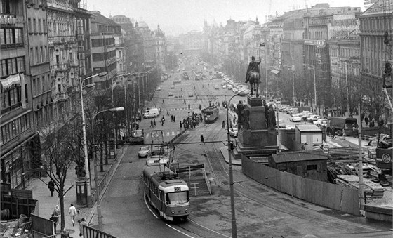 V roce 1972 objížděly tramvaje sochu svatého Václava.