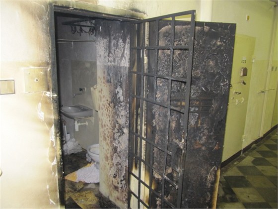 Zdi a dveře, které poničil požár v cele na Pankráci.