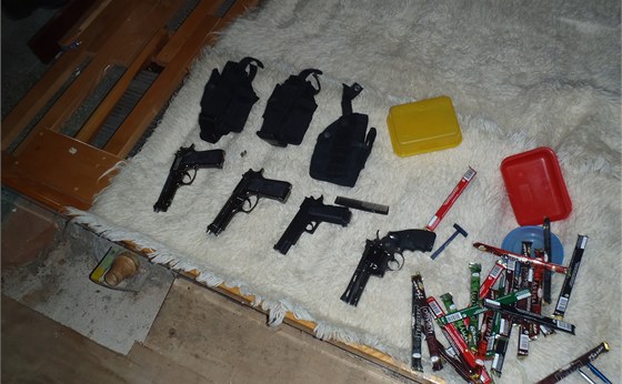 Strážníci našli atrapy zbraní.