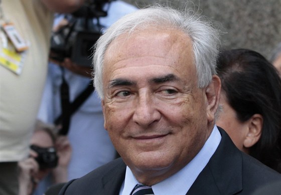 Dominique Strauss-Kahn s úsmvem opoutí soud, který stáhl jeho obvinní ze...