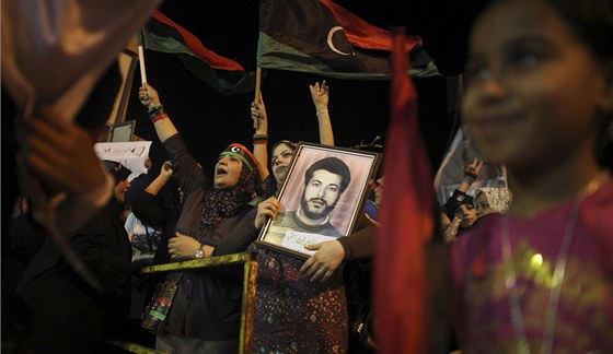 Momentka z Benghází 24. srpna 2011: takto lidé sympatizující s povstalci slavili pád Tripolisu, baty Kaddáfího reimu. Te se východ Libye bouí proti vlád bývalých povstalc.