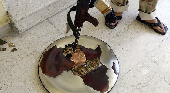 Povstalec v Tripolisu míí na portrét Kaddáfího, který se s oblibou nazýval