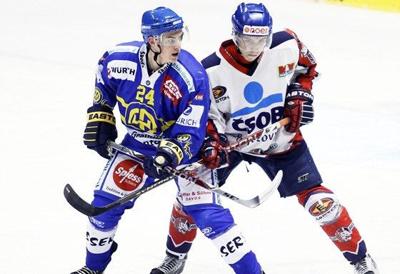 SOUSTEDNÍ. Pardubice (v bílém) ve svém úvodním utkání zdolali HC Davos.