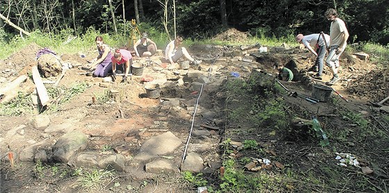 Studenti plzeské univerzity zkoumají základy mlýna Touchoiny . p. 40, který