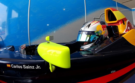 SYN SLAVNÉHO OTCE. Carlos Sainz mladí v kokpitu formule Renault, Sainz tak